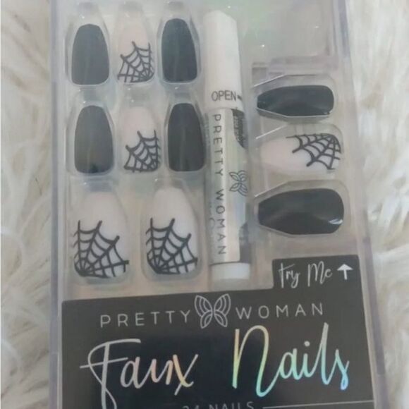 Black and white spider web nails - Picture 1 of 1